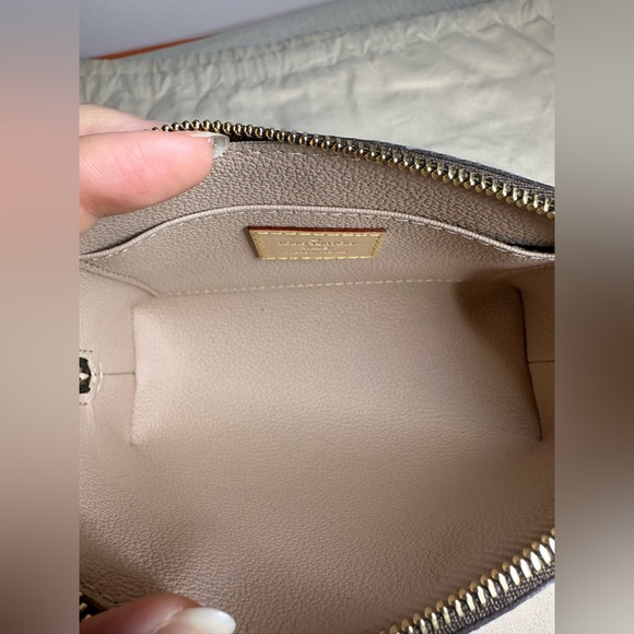 Louis Vuitton Cosmetic Pouch - Picture 6 of 7